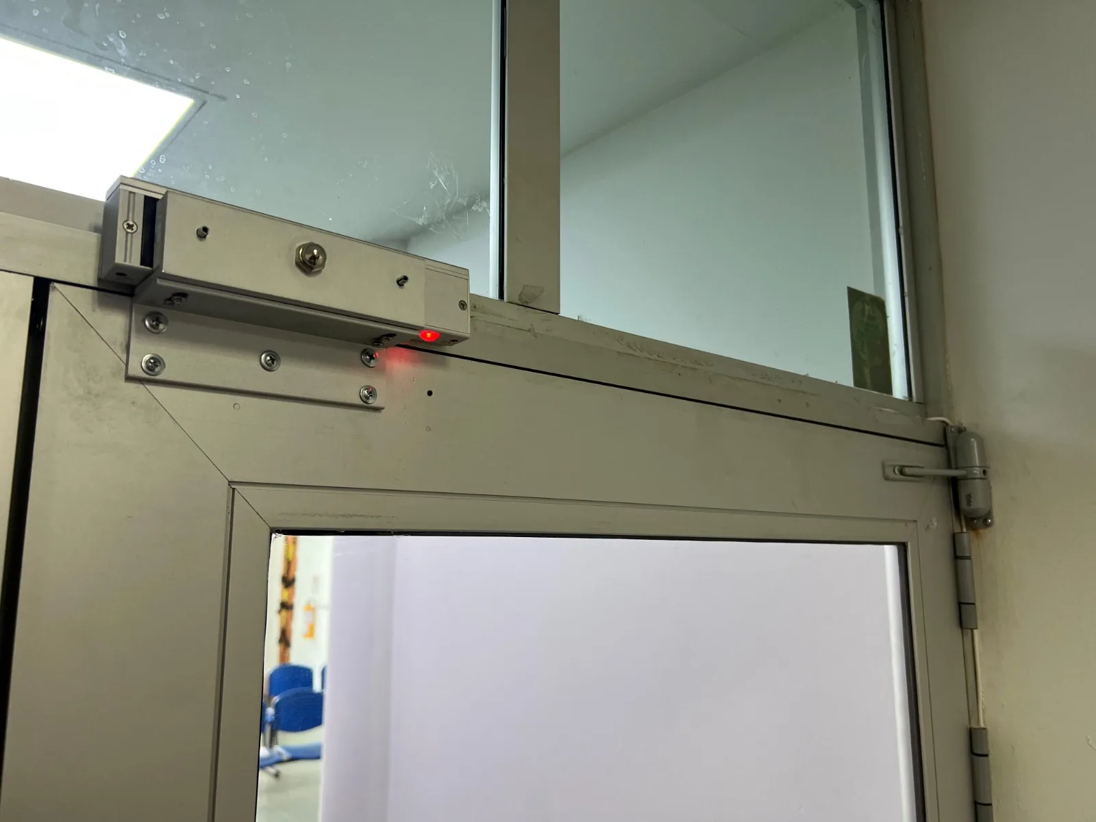 Cerradura magnética instalada en puerta de acceso