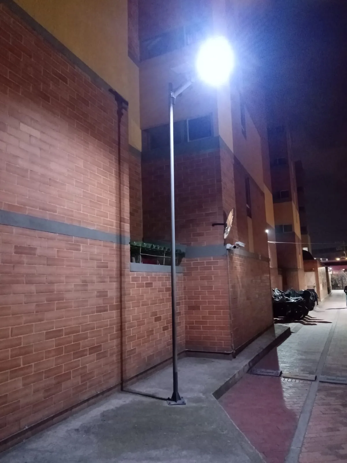 Luminaria exterior instalada en zona residencial