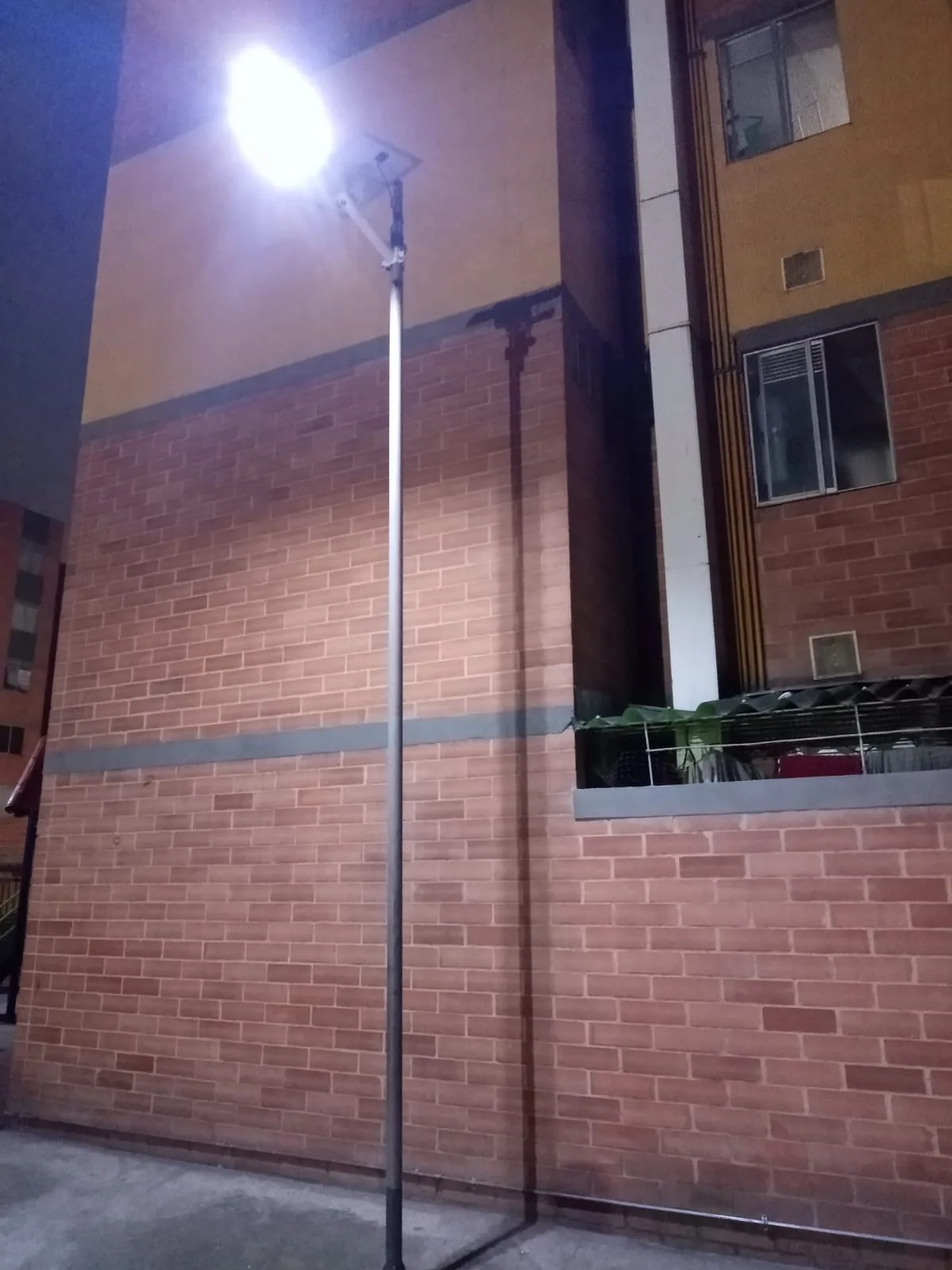 Luminaria exterior en funcionamiento